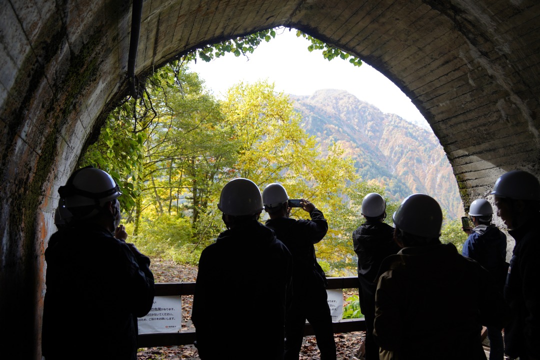 目の前に北アルプスの峰々が迫ってくるタル沢横抗の展望台