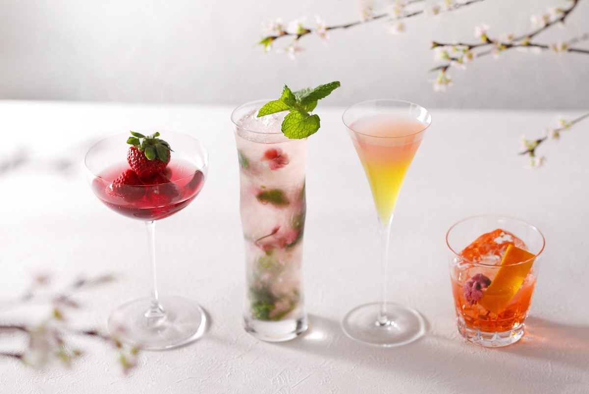 左から「Spring Quartet　スプリング・カルテット」、「SAKURA Mojito　さくらモヒート」、「Haru Urara　春うらら」、Blossom Negroni　ブロッサム・ネグローニ」各2800円 ※サービス料別