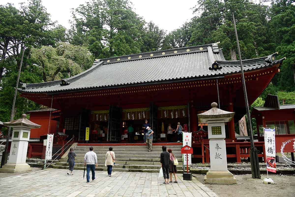 創建当時の建築様式を残す拝殿にお参り