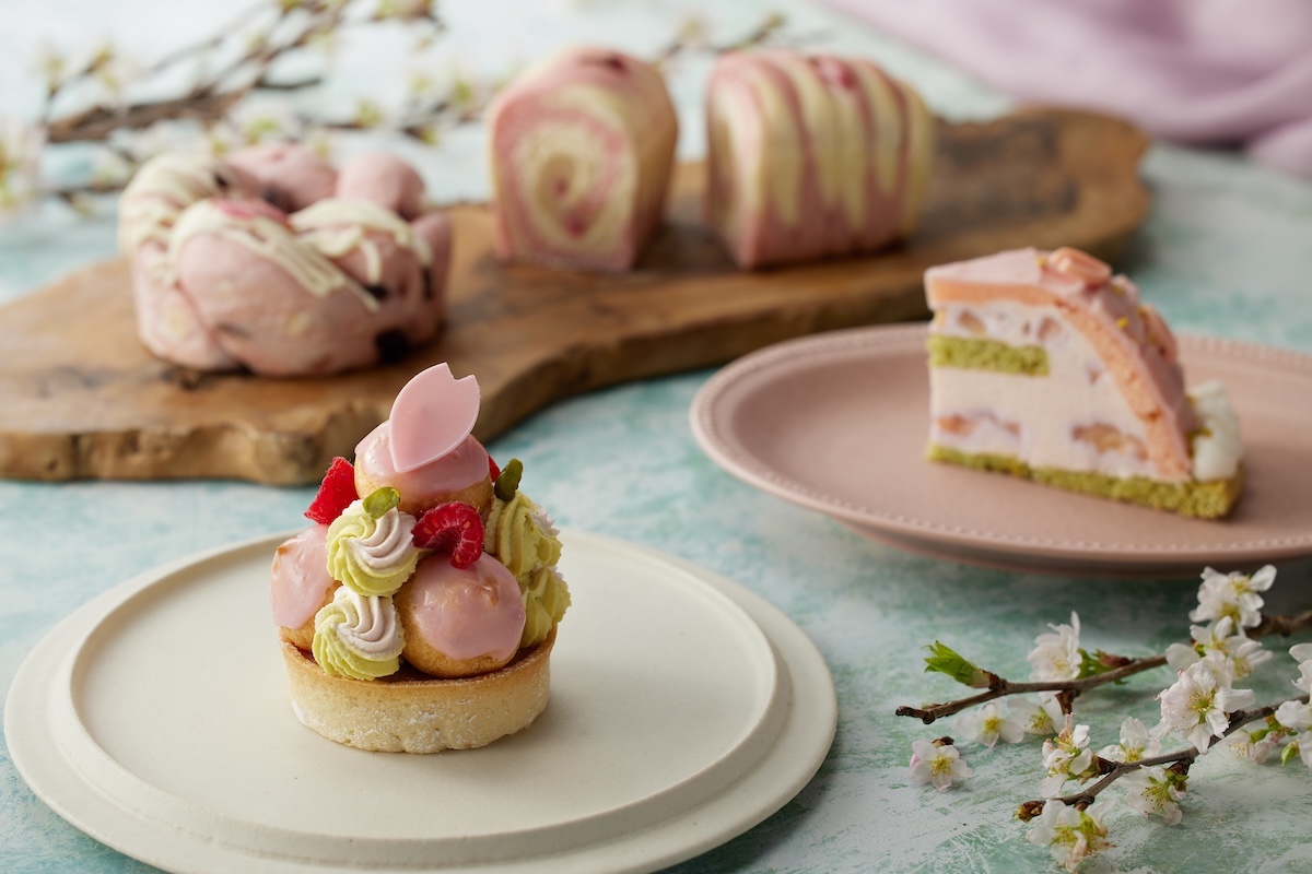 左手前から時計回りに「桜とフランボワーズのサントノーレ」800円、「桜とホワイトチョコのパン」650円、「SAKURA」350円、「桃と桜のドームケーキ」750円