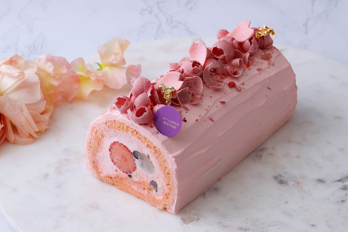 「いちごと桜のロールケーキ」ホールサイズ（長さ約17㎝）2800円／ハーフサイズ（長さ約8cm）1400円