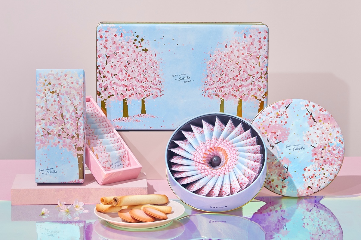 前列左から「ドゥーブル ショコラ オゥ サクラ」10枚入り 994円、24枚入り 2376円、後列「ドゥーブル ショコラ オゥ サクラ アソルティ」3種36個入り 3564円