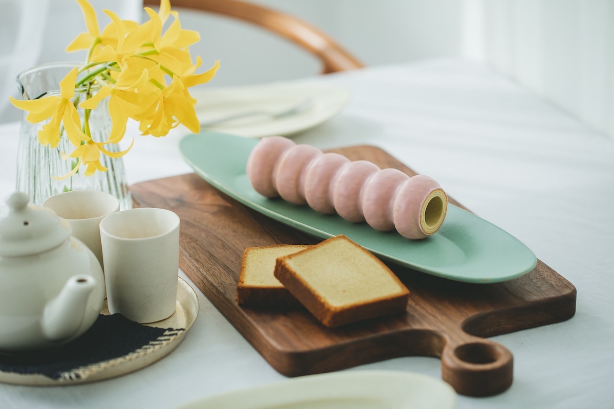 左から「旬菓 純正バターパウンドケーキ（さくら）」1個 346円、3個入り 1188円、「旬菓 バウムクーヘンキュート(さくら)」1728円