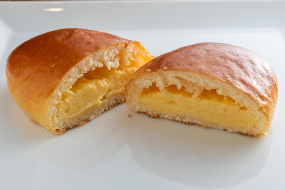 「自家炊きクリームパン」220円
