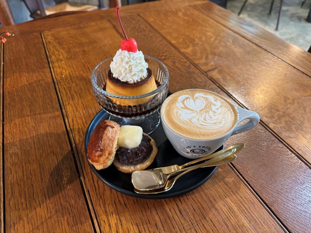 「カフェラテ」550円、「焦がしカラメル濃厚プリン」650円、「小倉あんバタースコーンサンド」550円のプレート
