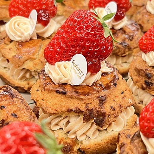 ＜fammy by Miho Sato（ファミー バイ ミホ サト）＞「いちごのデコスコ」890円※各日40点限り