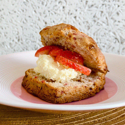 ＜トムズスコーンジャパネスク＞「あまおう苺と練乳スコーンの自家製クロテッドクリームサンド」 1286円