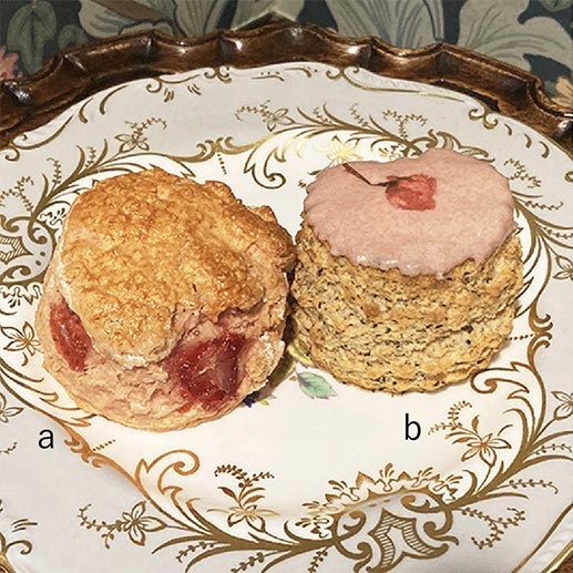 ＜ティーサロンブルームーン＞（左から）「いちごバターミルクスコーン」「桜ダージリンティースコーン」 各432円 ※各日各150点限り ※出店期間：3月6日（水）～3月9日（土）