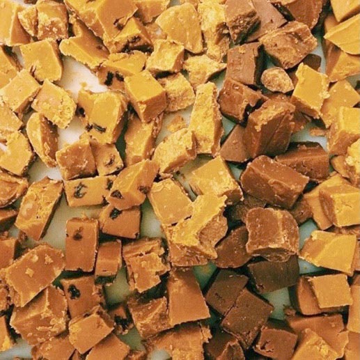 ＜ローリーズ・ファッジ＞「ストロベリー&クリーム / レモンメレンゲパイ / バニラクロテッドクリーム / チョコレート / ラムレーズン / メープルウォールナッツ」各1242円 100g（量り売り）