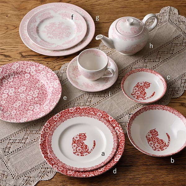 ＜バーレイ＞「レッドキャリコキャット」a.プレートS（直径約17.5cm）4180円、b.シリアルボウル（約直径16×H4.5cm）4180円、c.フルーツプレート（直径約12cm）3080円、「キャリコ」d.e.プレートM（直径約21.5cm）各4950円、「ピンクアジアティックフェザンツ」f.プレートS（直径約17.5cm）4180円、g.プレートM（直径約22cm）4950円、h.ティーポットS（容量:約500ml）1万7600円、i.カップ＆ソーサー（容量:約210ml）8250円