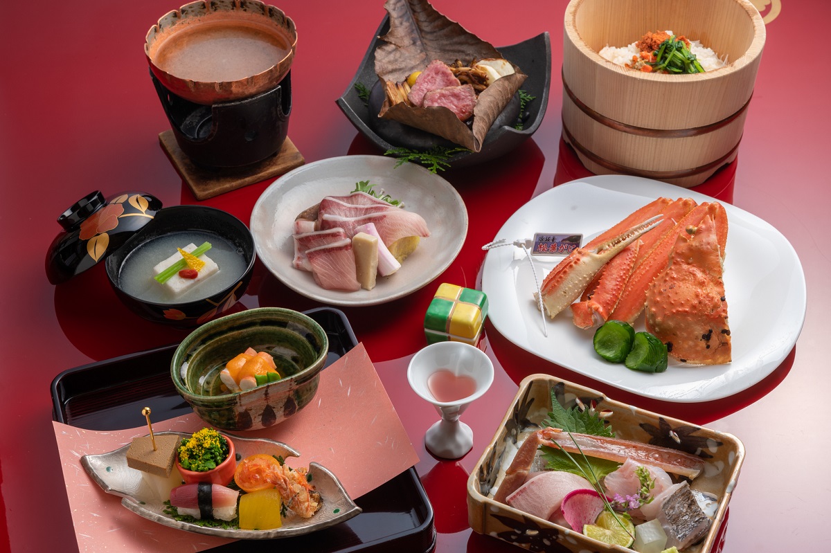 冬の特選懐石　一例／松葉ガニ、寒ブリなどの造り、ぶりしゃぶ、A5但馬牛ロース焼物など、旬の味覚を堪能できる（松葉の茹でガニは２人前）