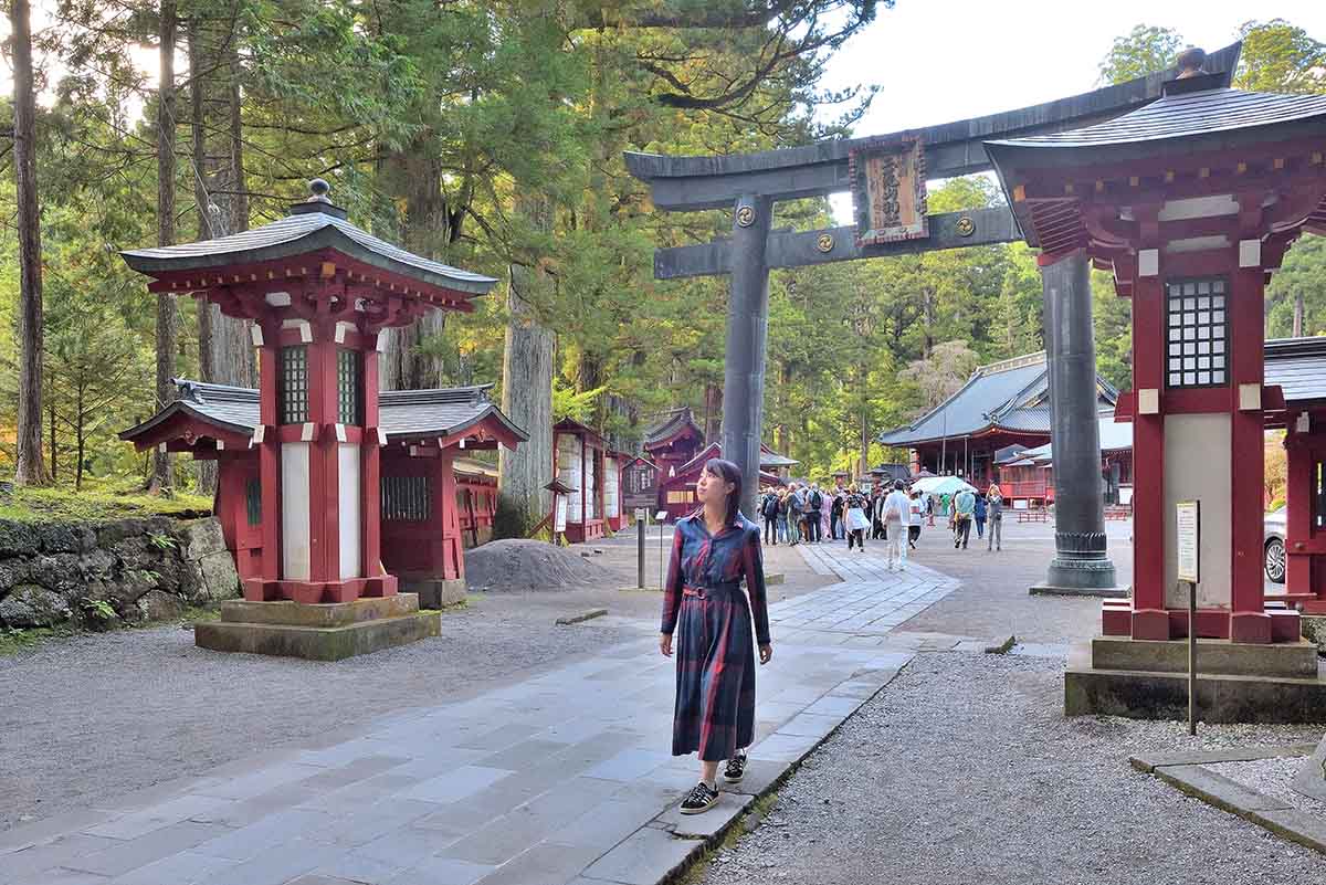 日光東照宮へと続く参道・上新道（かみしんみち）側に立つ銅鳥居