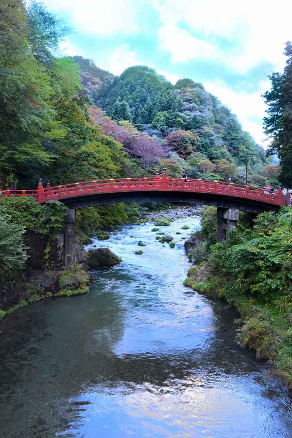 大谷川に架かる朱塗りの橋で、日光山内入り口の目印