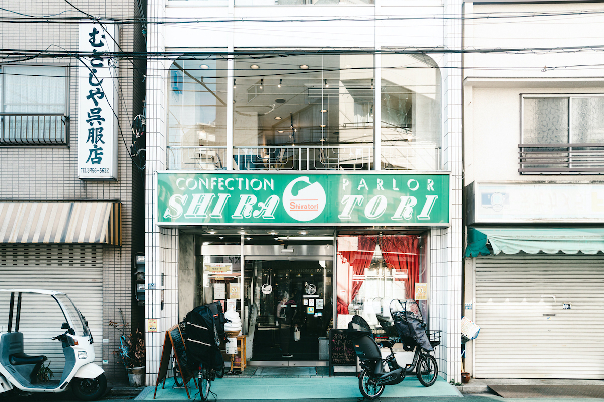 緑の看板が目印のお店