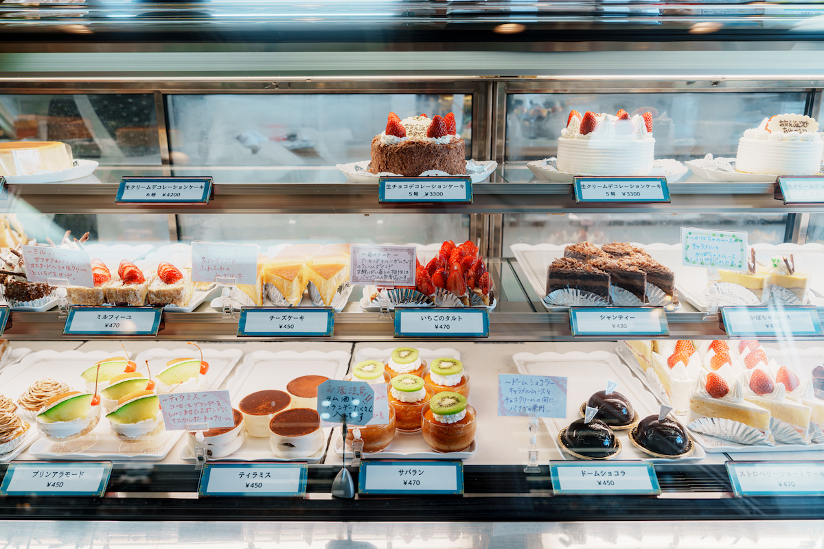 ショーケースに並ぶキラキラのスイーツ、全部食べたい。