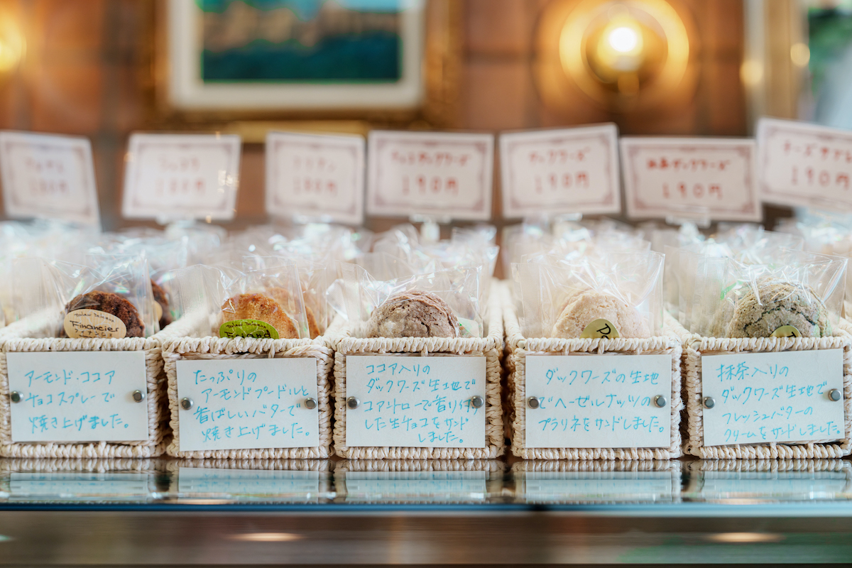 商品ひとつひとつに手書きで施されたポップも丁寧でつい手が伸びてしまいます。