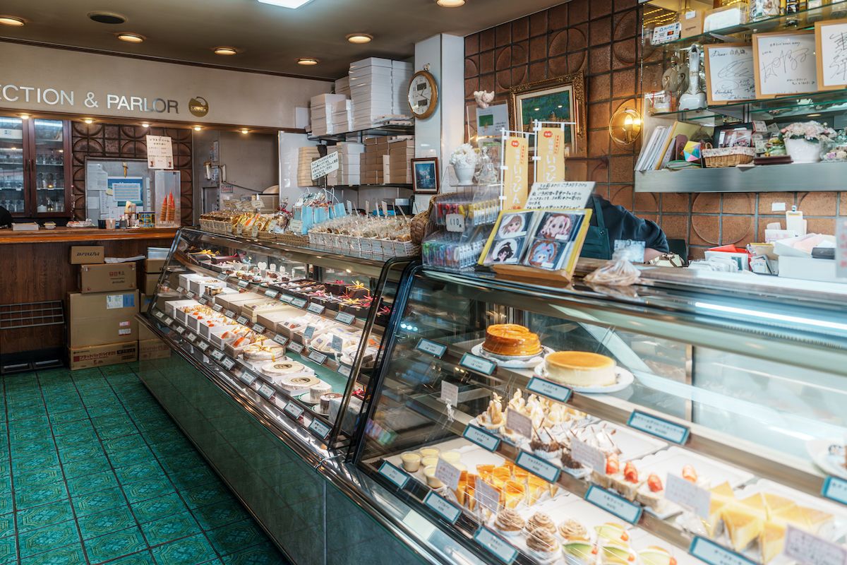 おみやげにスワンシューとサバラン、硬めのプリンアラモードにカマンベールのケーキを購入し、おうちで食べました。