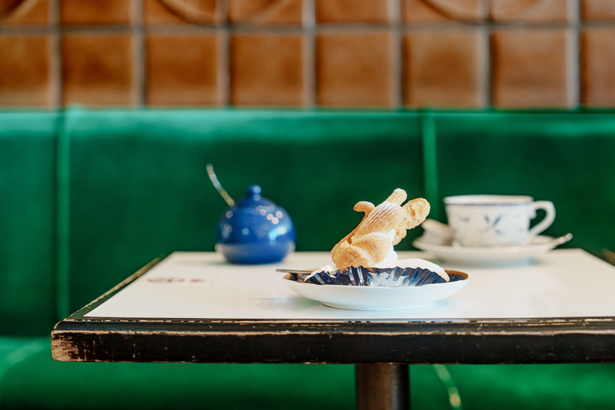 手作りゆえに個性あるスワンシュー。