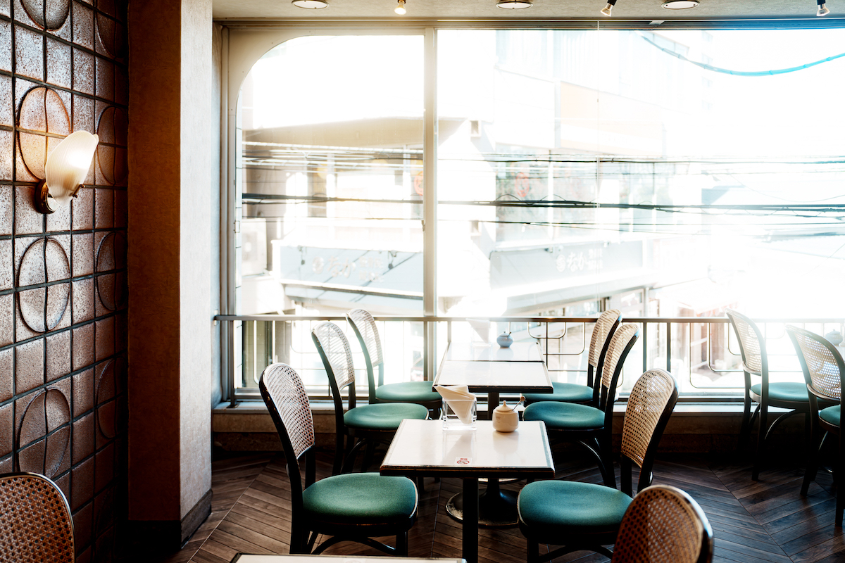 高いガラス窓のアーチがレトロでいい感じ。