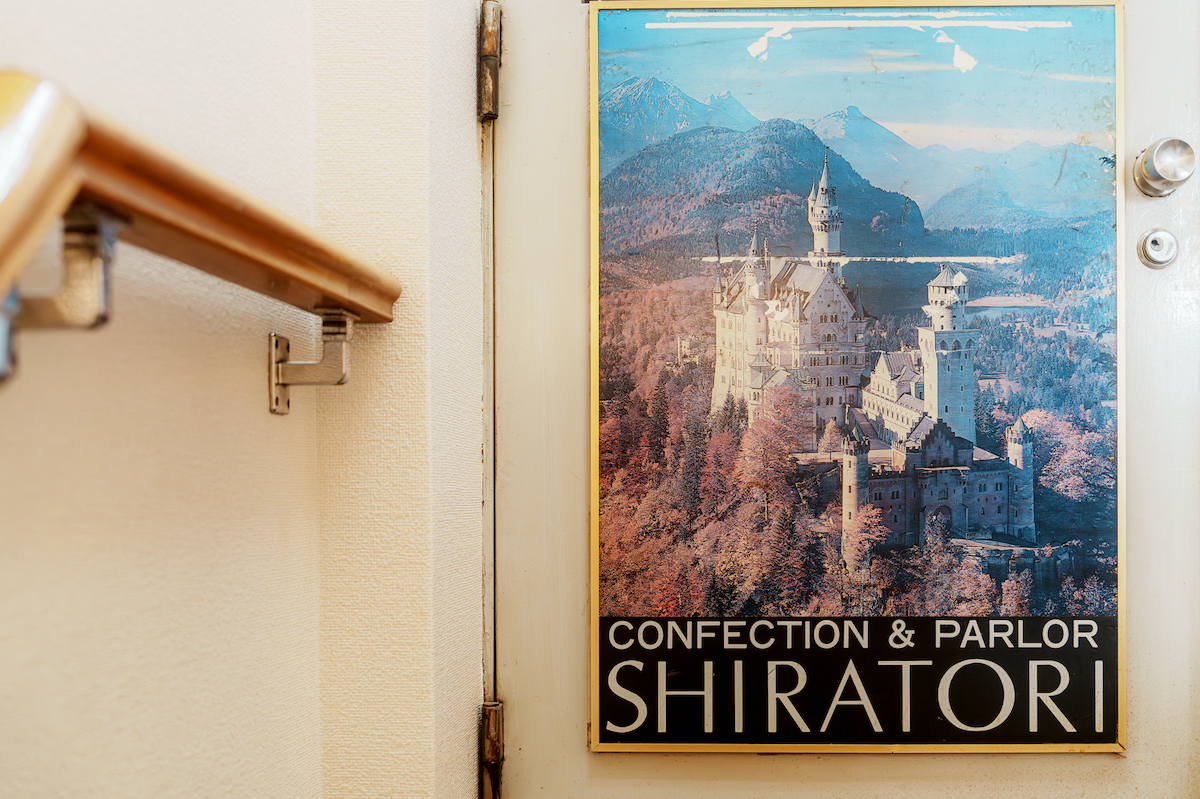 2階の階段を上ると静かな空間