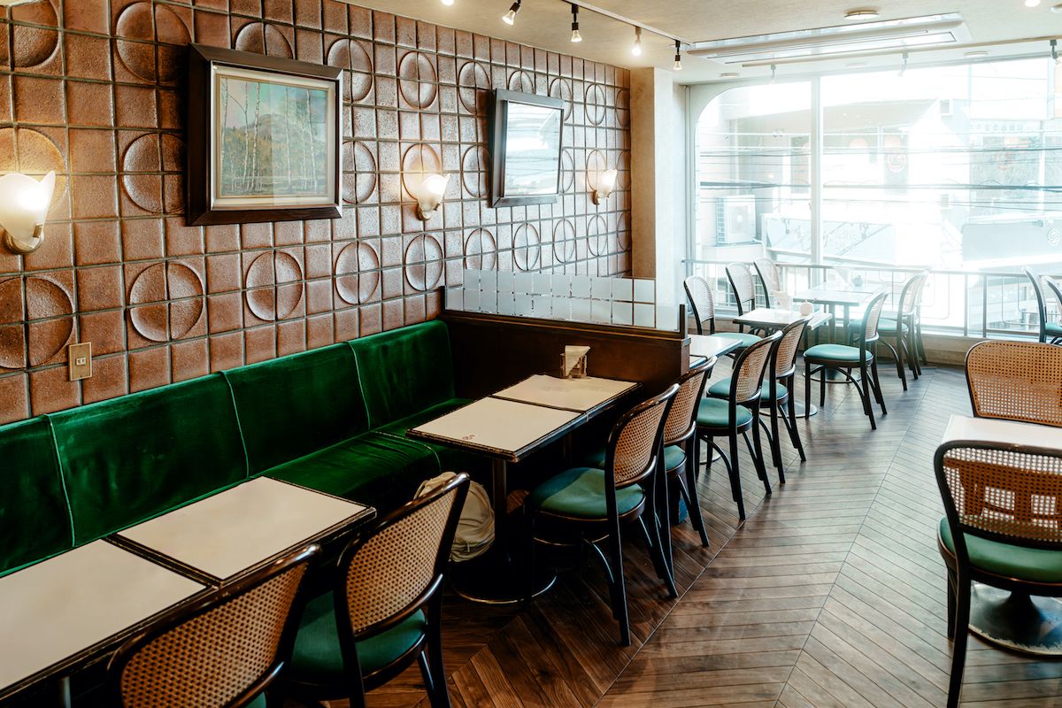 壁に飾ってある白樺の絵が店内にしっくり馴染んでいます。