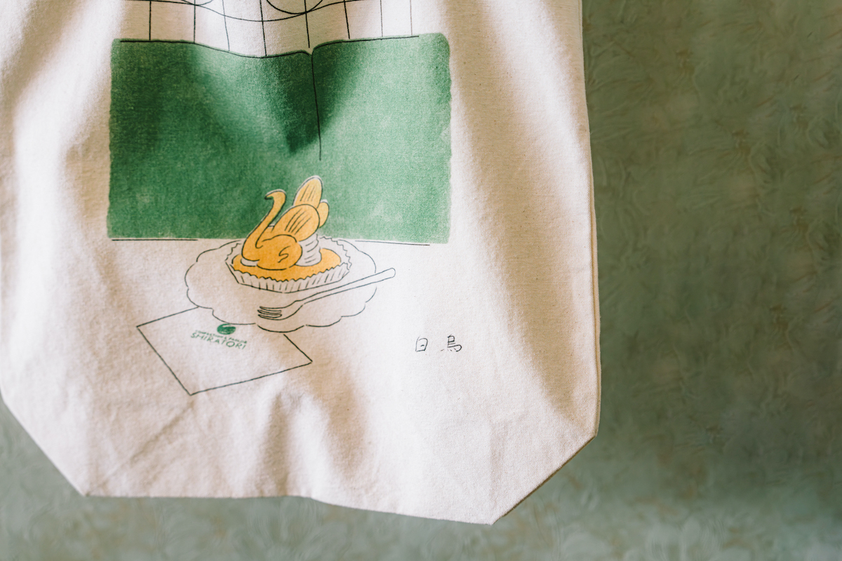 店内にはアーティストコラボのスワンシュートートバッグを発見。