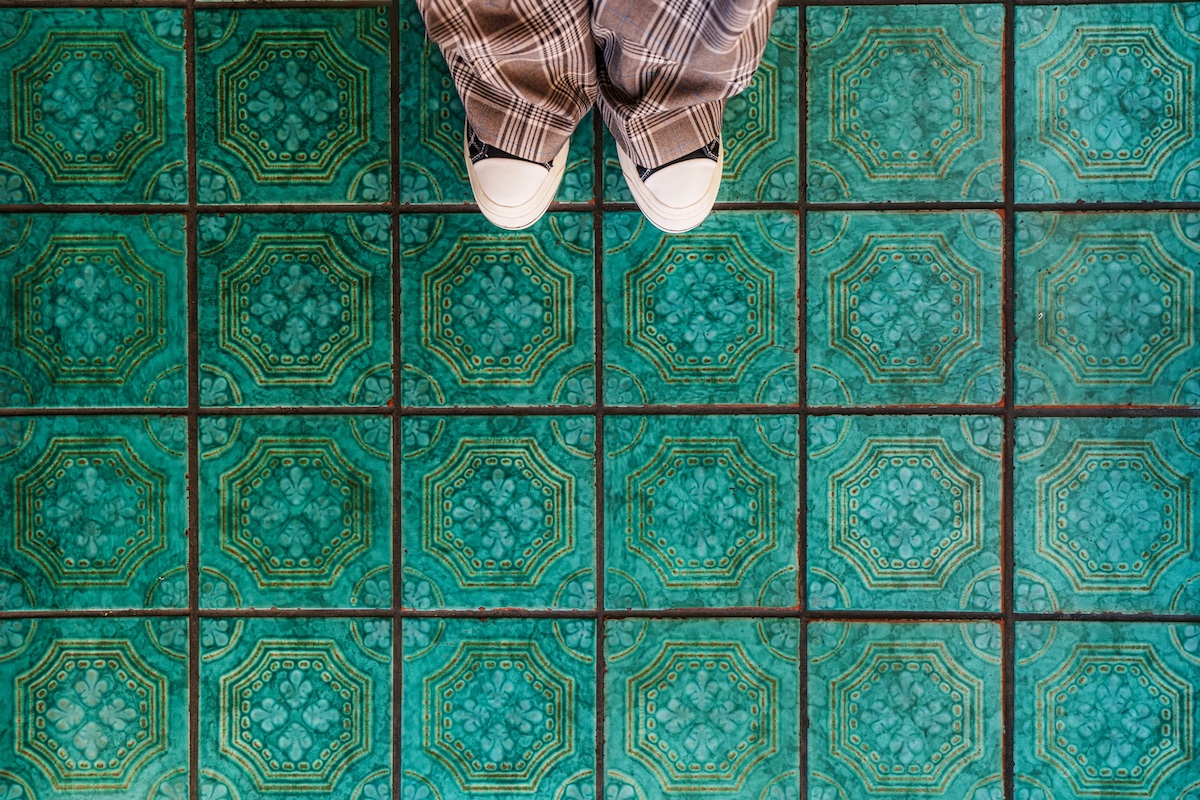 グリーンのタイルが可愛い1階でケーキ選び。