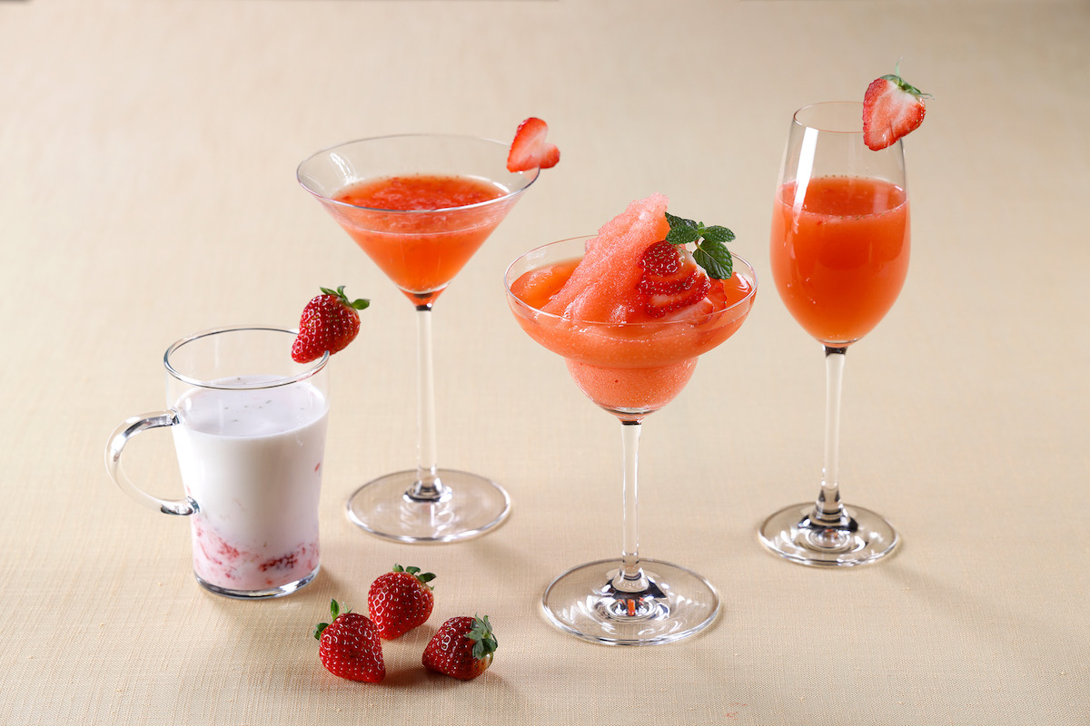 左から、「いちごミルク（ノンアルコール）」、「ストロベリーマティーニ」、「フローズン ストロベリーダイキリ」、「ストロベリーニ」