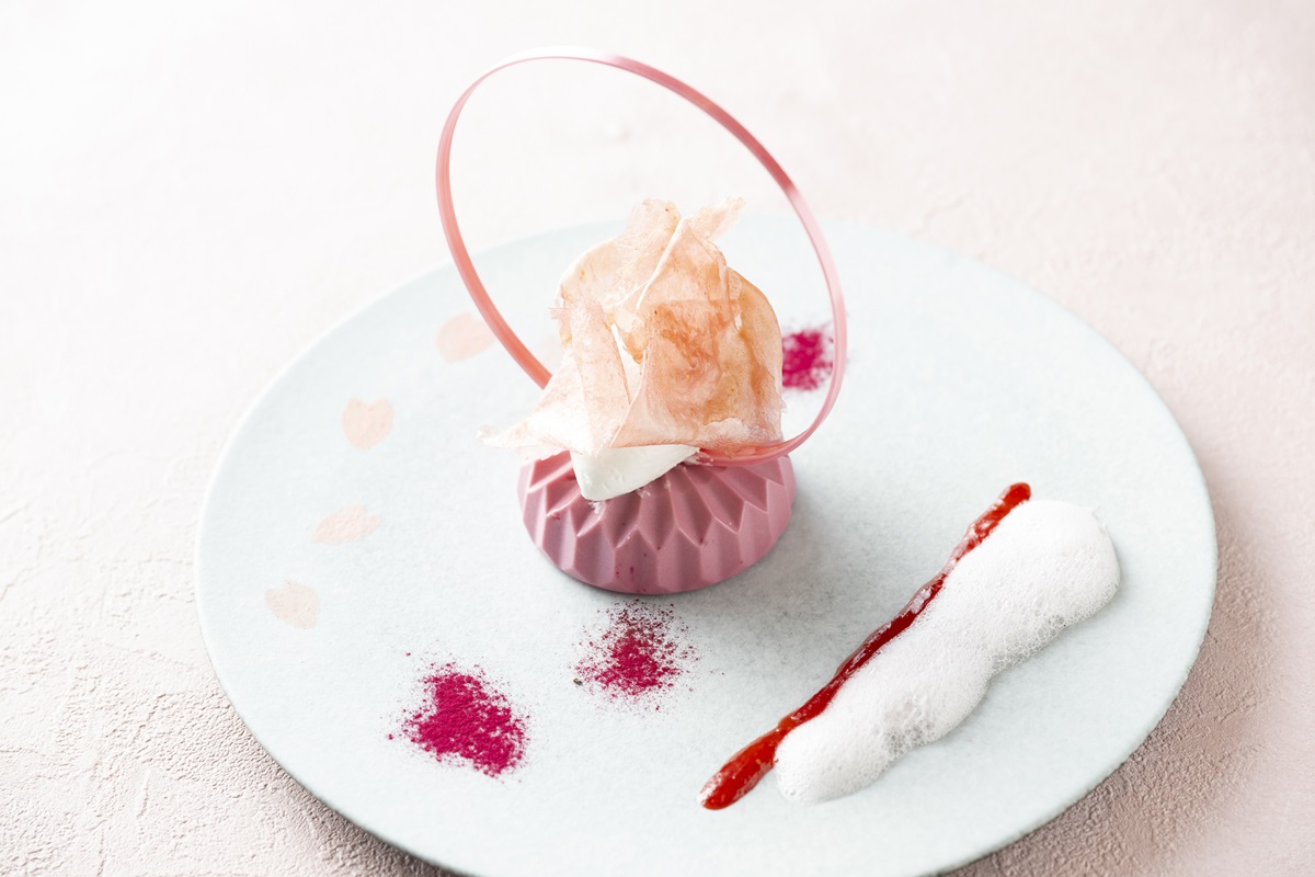 グランデセール①「Les Pétales（レペタル） ～ルビーショコラと桜のムース　シャンパンとフロマージュブランのソルベ～」