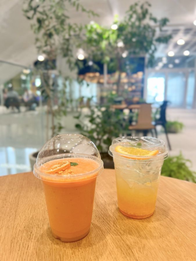 オレンジカラーの方は、ミカン&人参&バナナスムージーのビタミンブジャ6000ウォン、イエローカラーの方は、済州島のハンラボン（デコポンのような果物）に五味茶が入ったピロヤサガヘ6000ウォン。