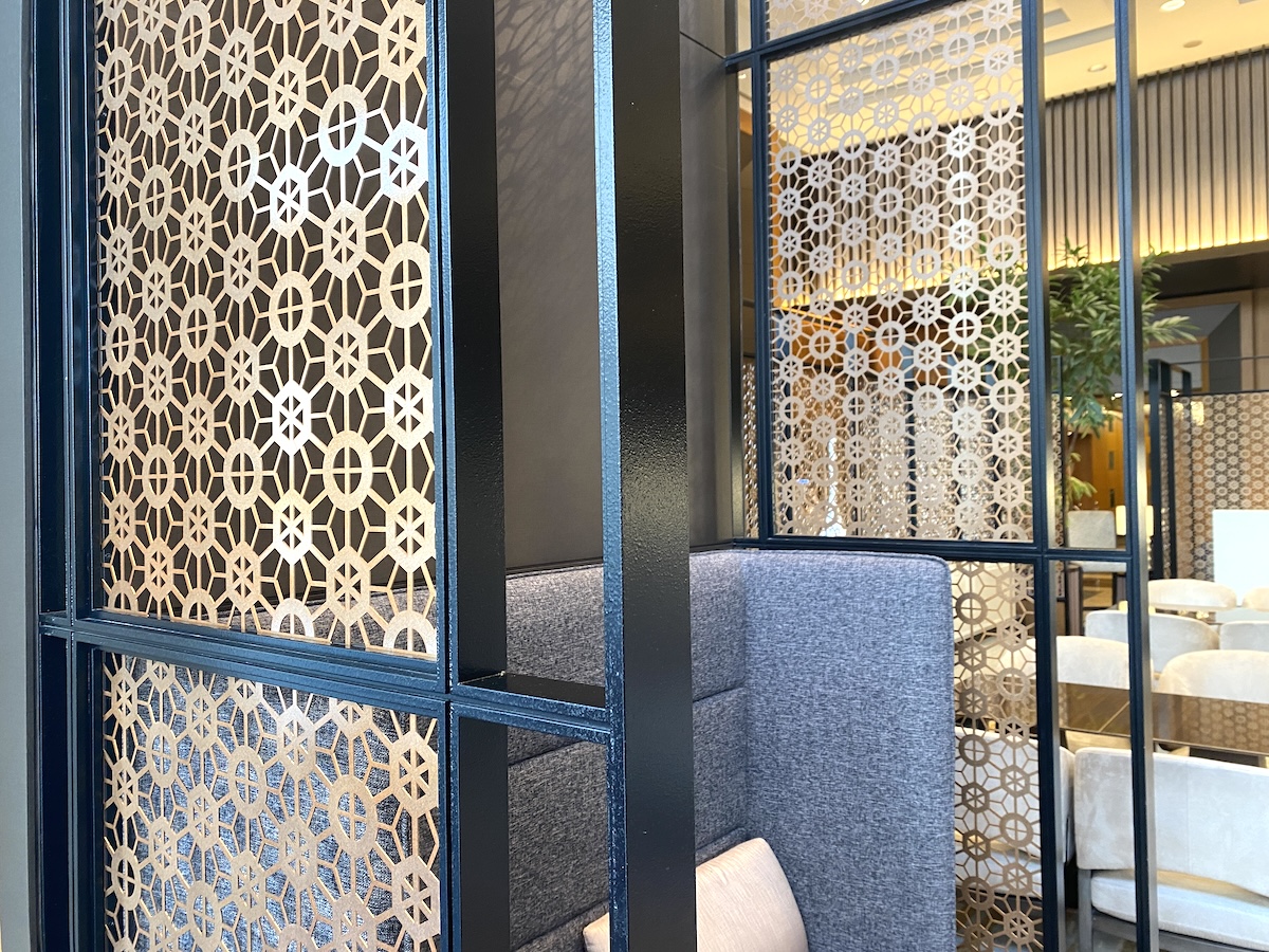 薩摩島津家の家紋や薩摩切子をモチーフにした粋なインテリア