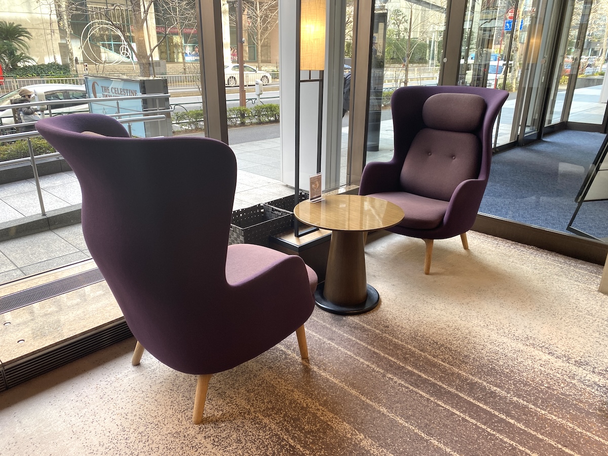 街並みが眺められる窓際席