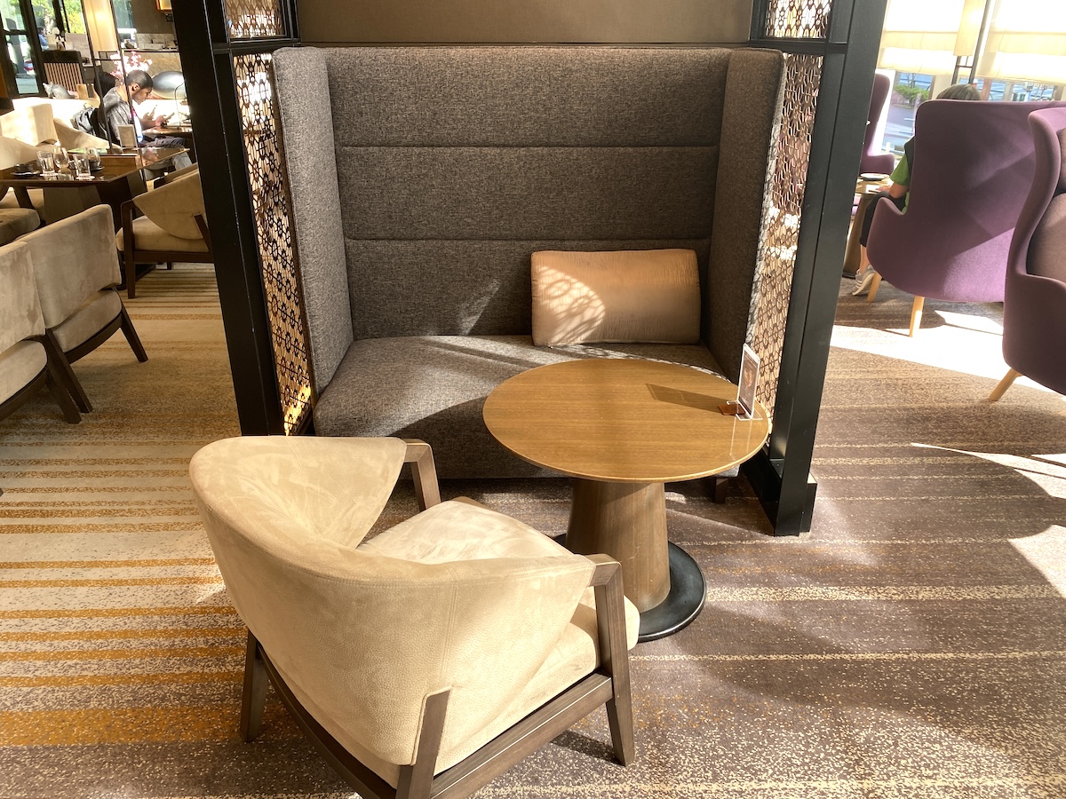 視線が遮られているため周りが気にならないソファ席