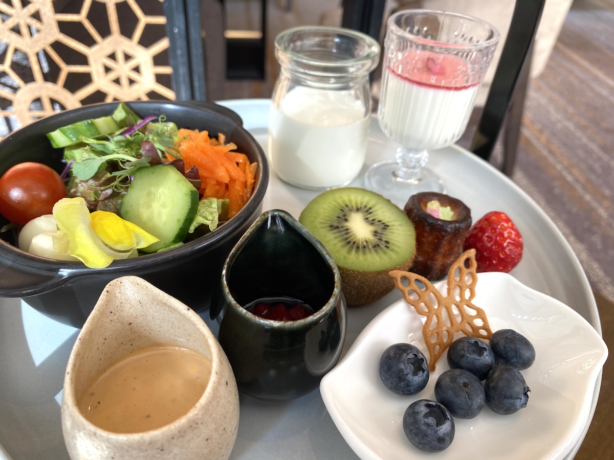 サラダと3種のフルーツのラインアップは季節により異なります