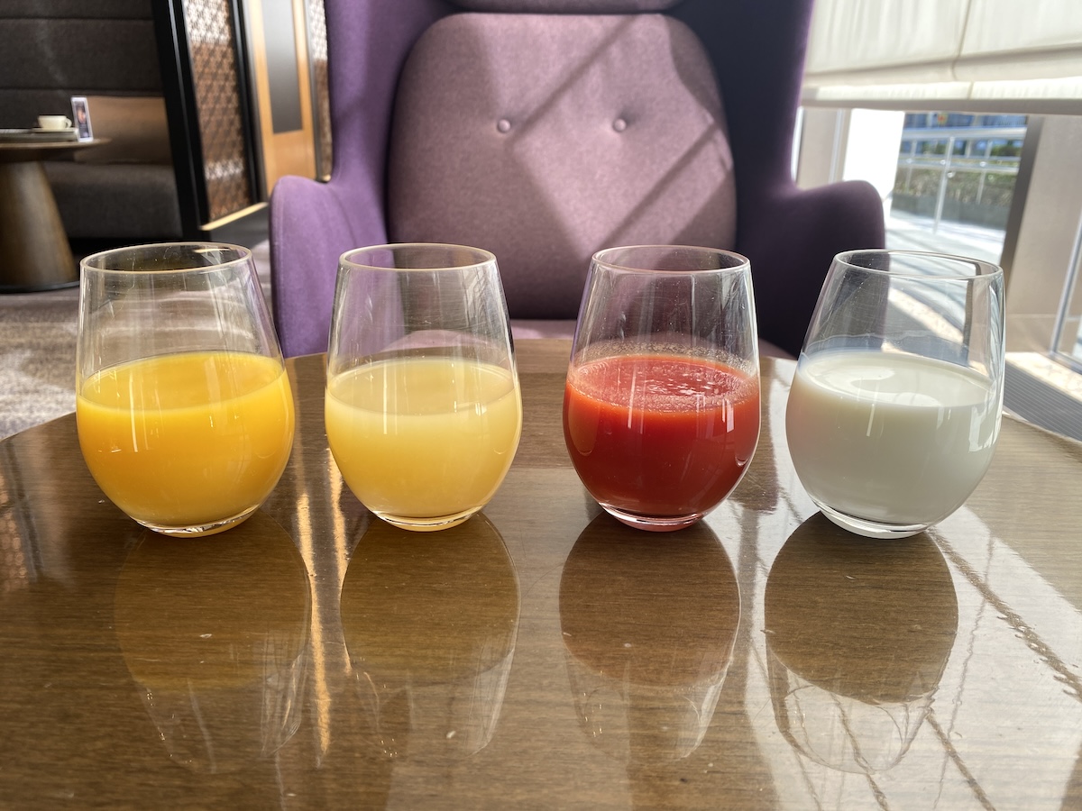 写真左から「オレンジジュース」、「アップルジュース」、「トマトジュース」、「牛乳」