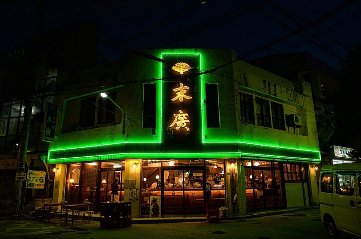 緑のネオンカラーが輝く外観は、夜でもよく目立ちます。