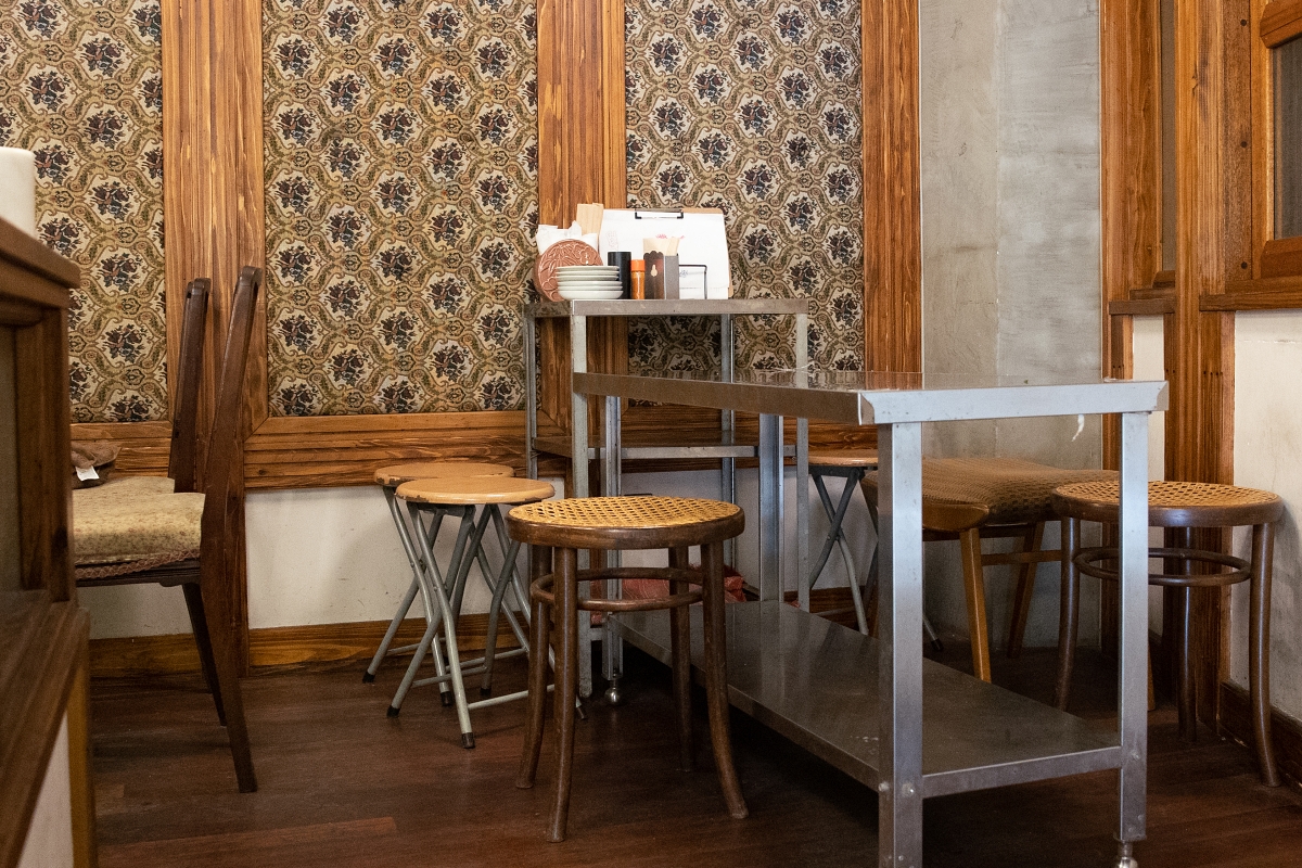 店内と外にもテーブル席があります。