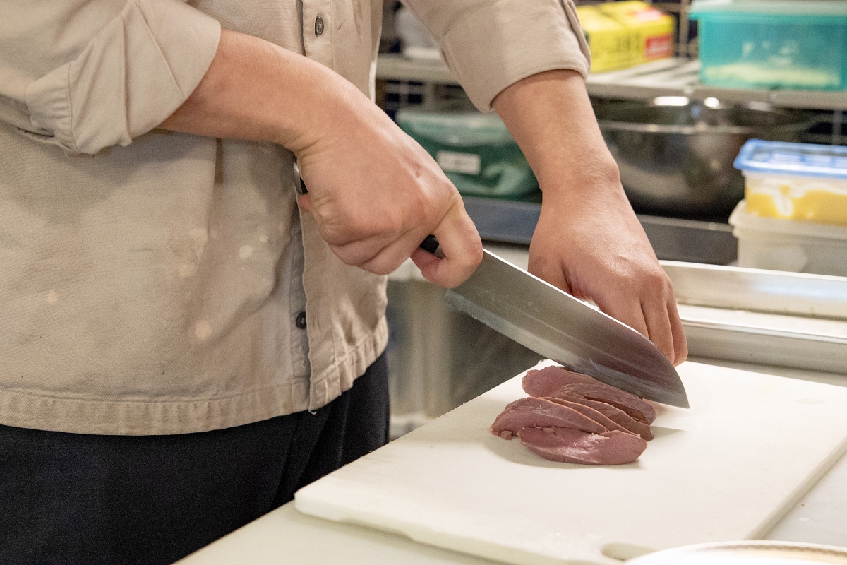 新鮮な豚もつを調理するスタッフ