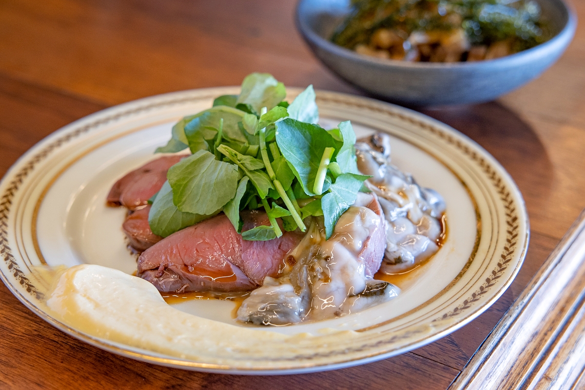 豚モツと生牡蠣の組み合わせは、他店では味わえません