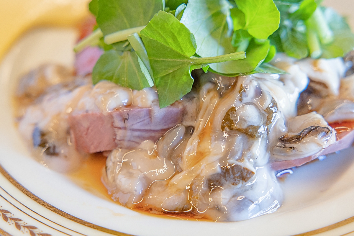 鮮度抜群でみずみずしい生牡蠣と豚モツは相性抜群