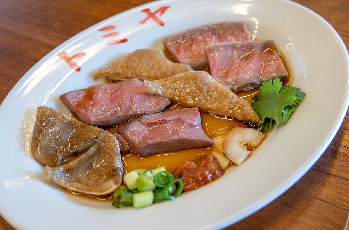 モツをいろんな食感で味わえます。お好みで薬味をのせて