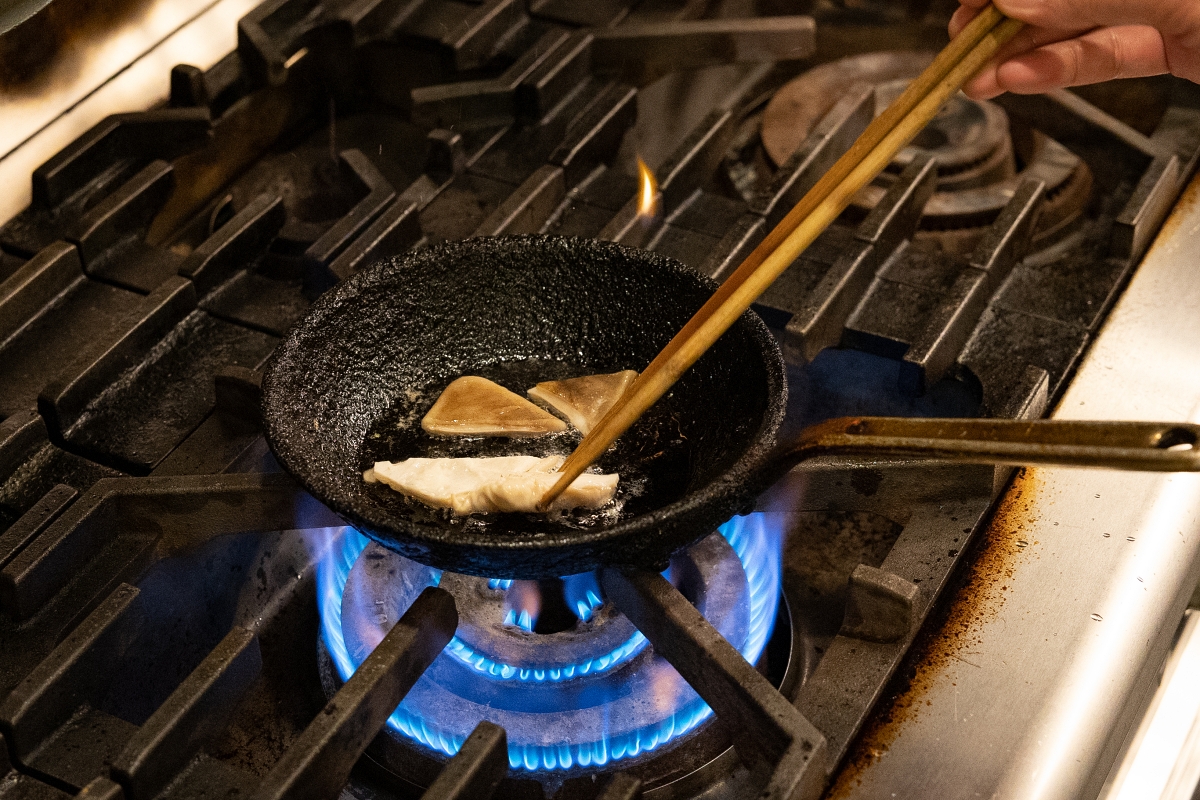 「食感を楽しんでもらいたい」と、モツを揚げ焼きに