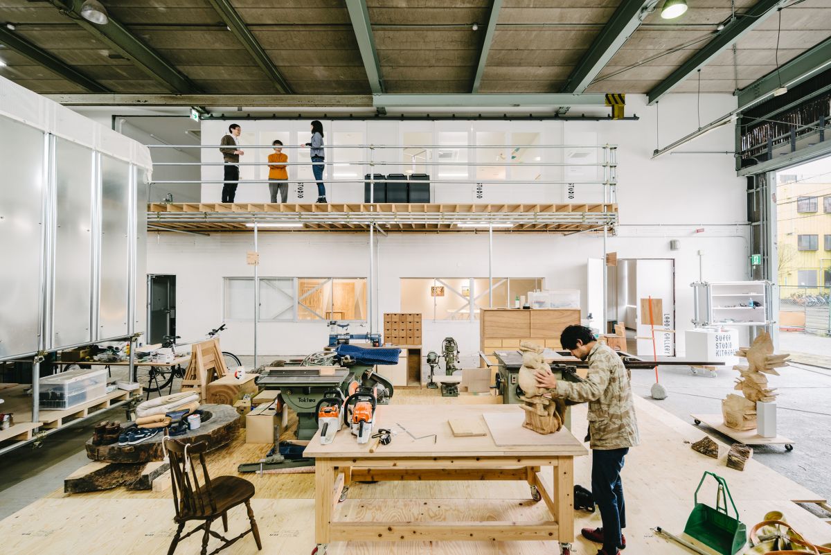 入居者のひとり、彫刻家・葭村太一（よしむらたいち）氏の制作風景