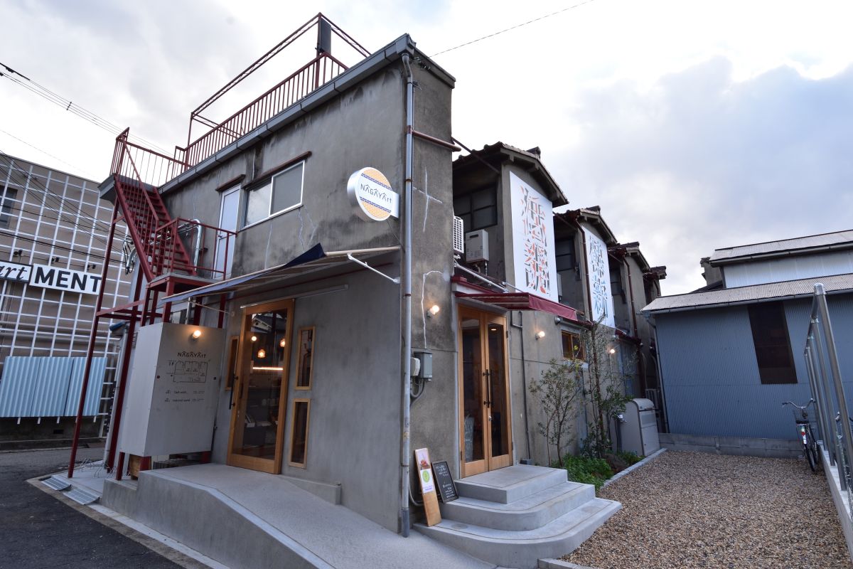 同じフロアにはチャイ専門店があり、共有部がイートインスペースに