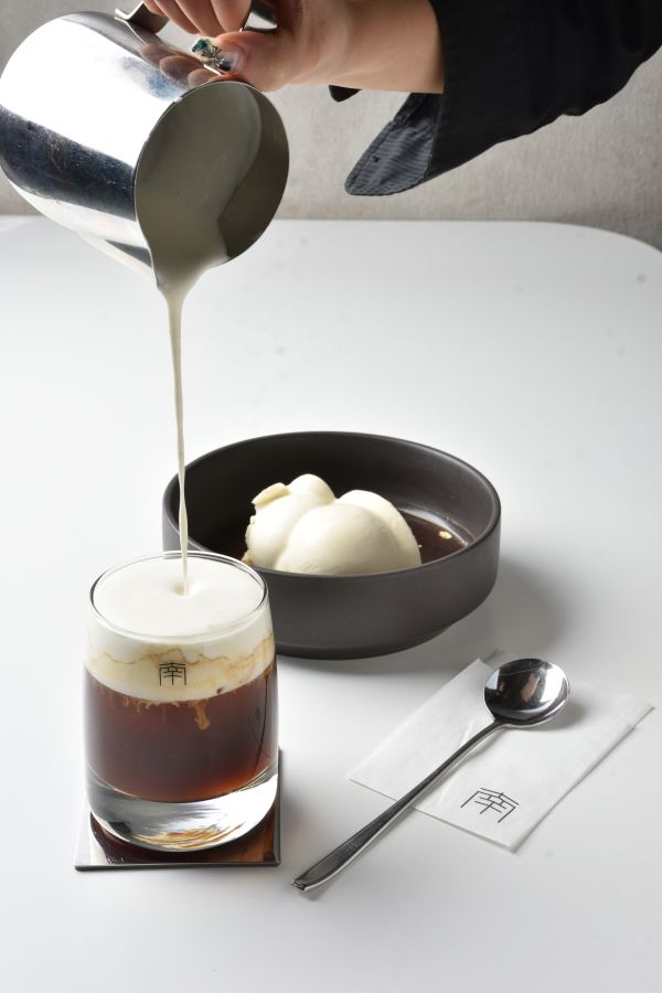 目の前で塩入り生クリームを注いでくれる「塩ラテ」650円、奥は「クラウドティラミス」750円