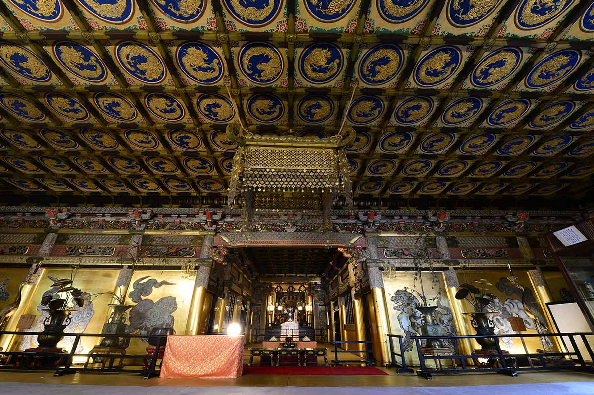 国宝に指定されている権現造の拝殿・相の間・本殿