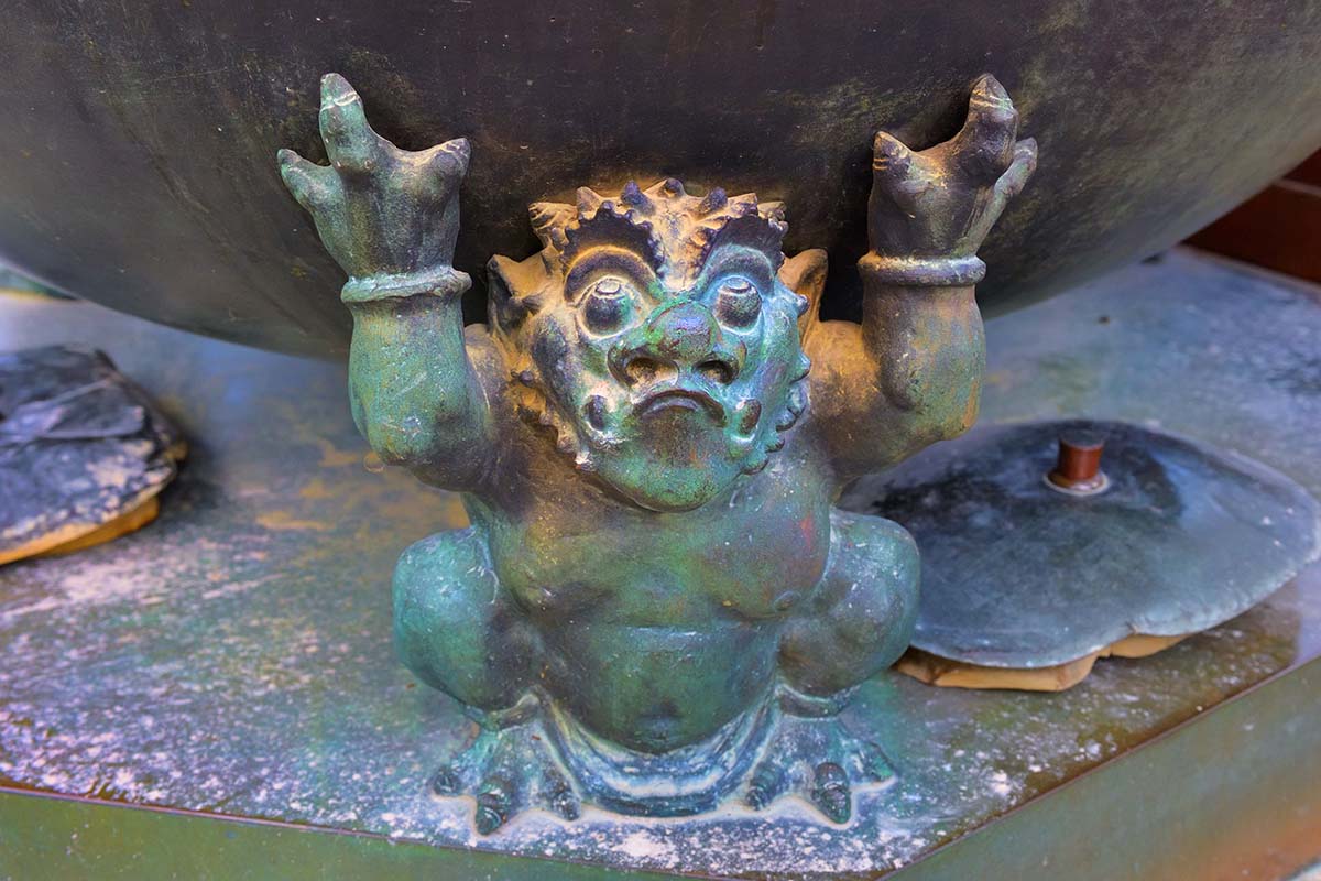 三仏堂の階段手前にある香炉を支える邪鬼