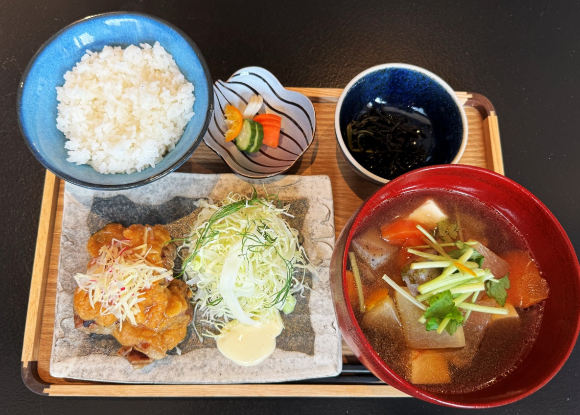 「箸でほぐれるナイスな生姜焼定食」1650円