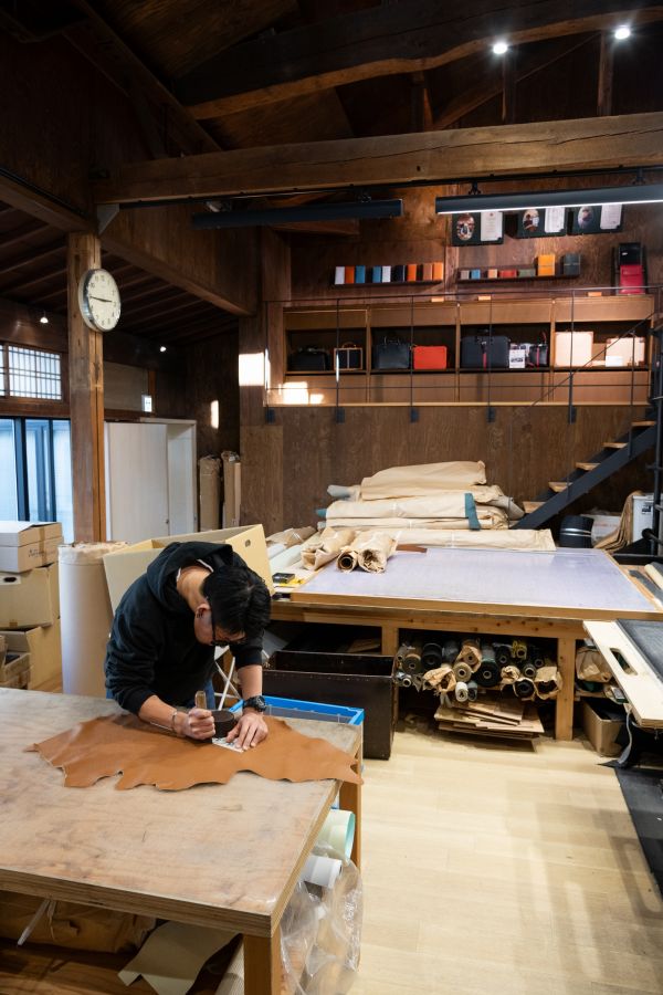 ファクトリーショップでは職人が作業する様子を見ることもできる