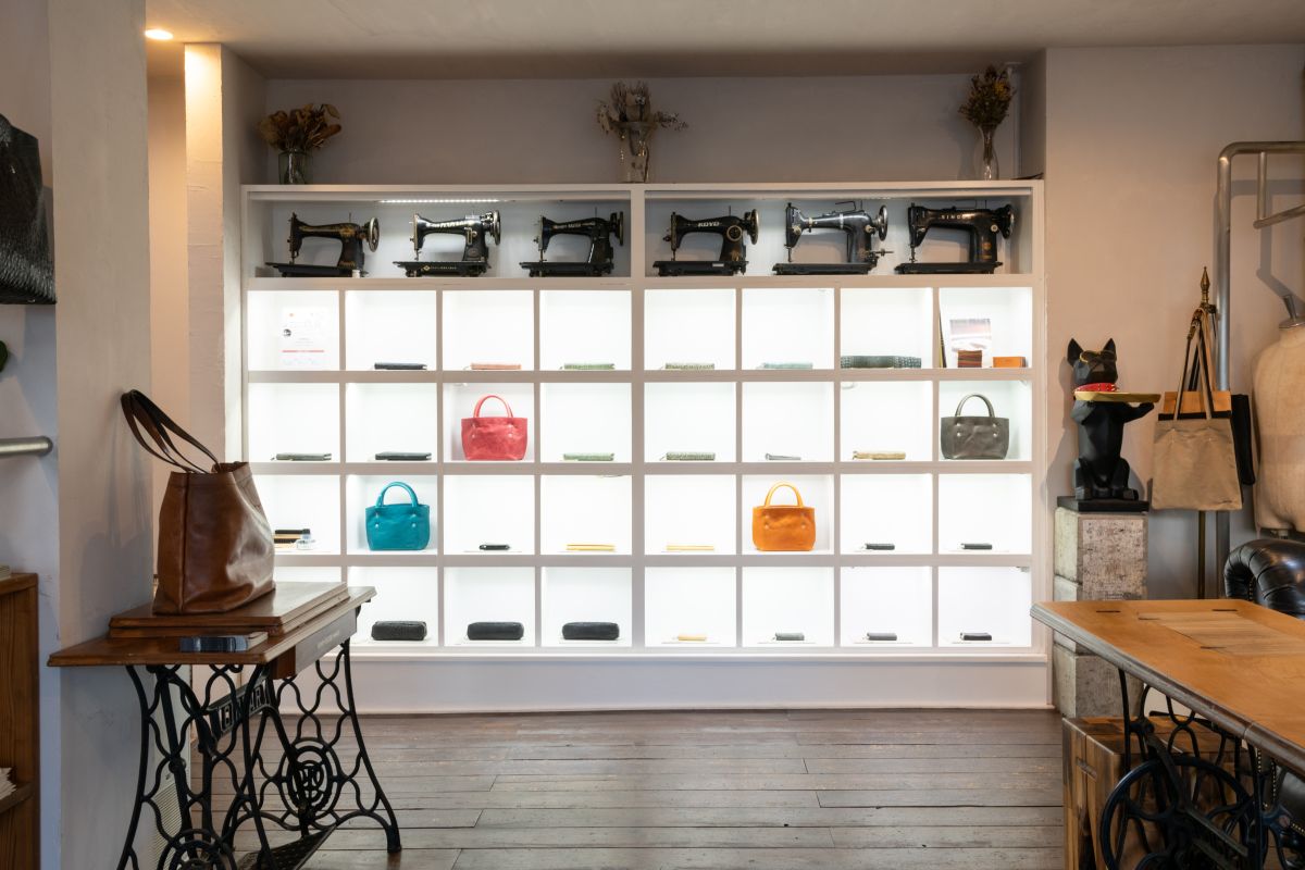 カフェでひと休みもできる財布専門店